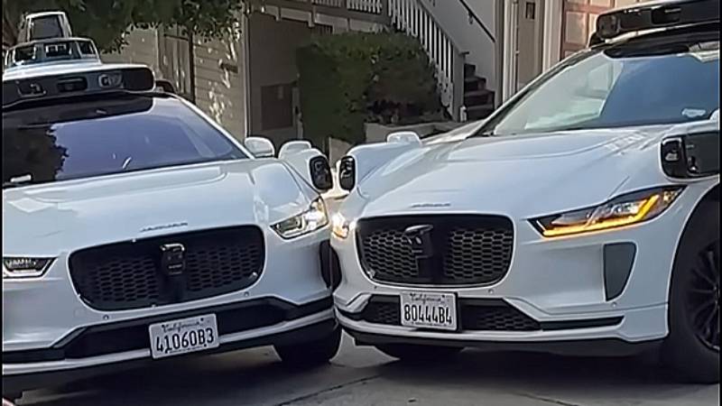 無人計程車也會互不相讓？3輛Waymo自駕計程車卡在街上動彈不得